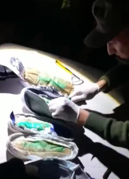 Detectan cocaína oculta en las suelas de cuatro zapatillas (2)