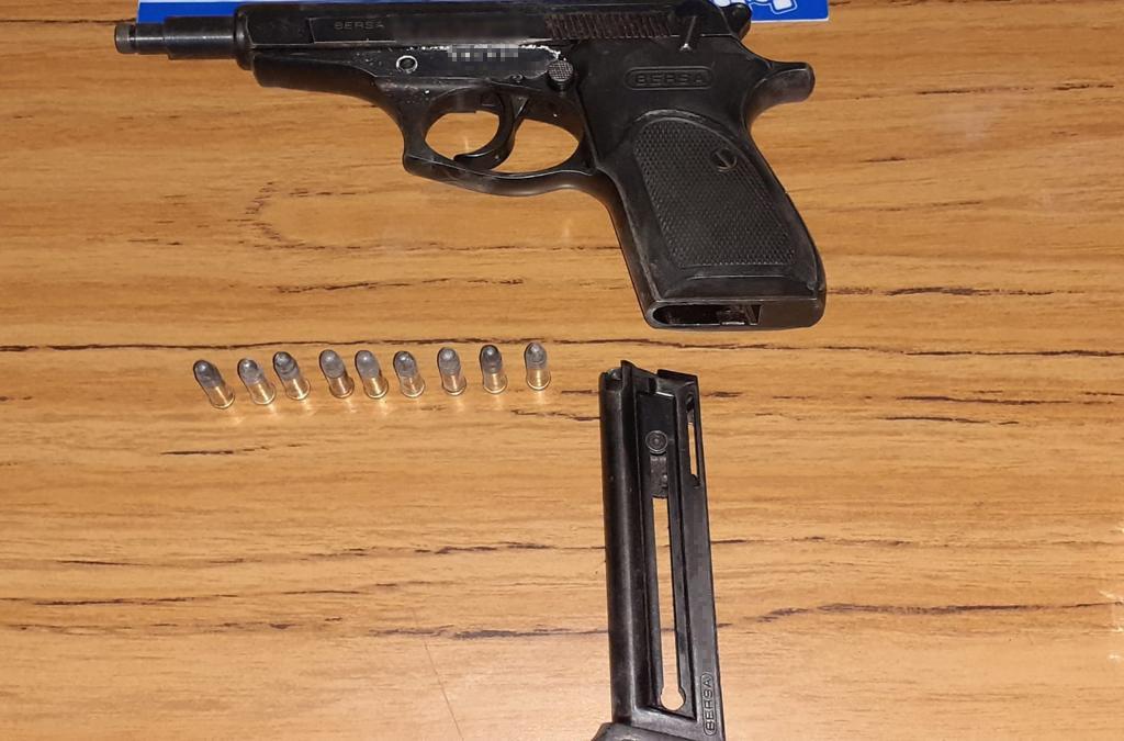 Secuestran un arma de fuego y municiones (2)