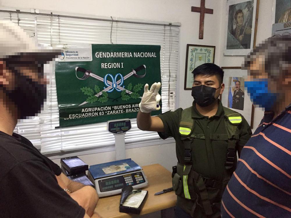 Detienen a un hombre que se presentó a retirar encomiendas con cocaína (4)