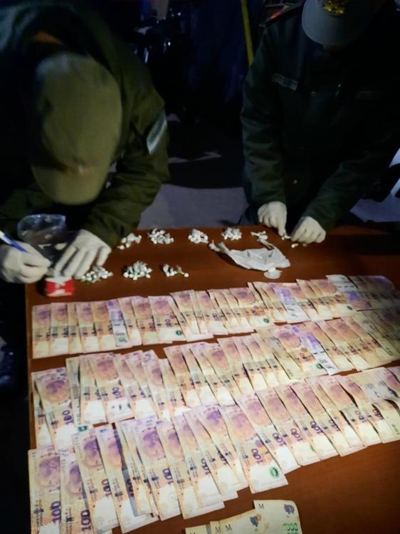 Circulaba en un automóvil con envoltorios de cocaína (2)