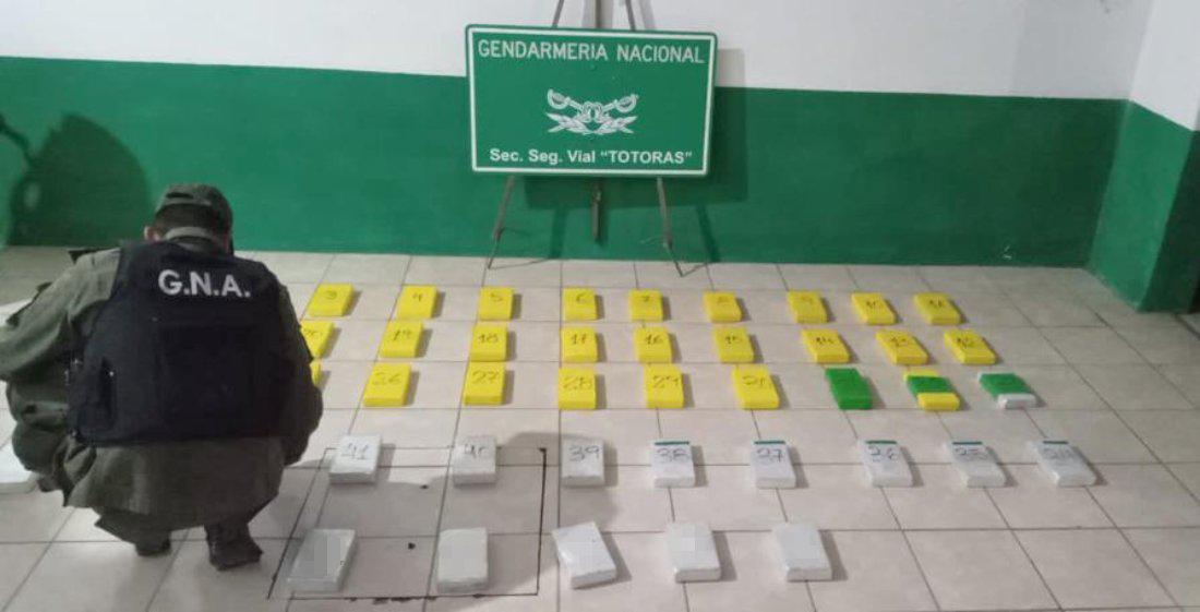 Un ciudadano viajaba con más de 50 kilos de cocaína acondicionados en su vehículo (2)