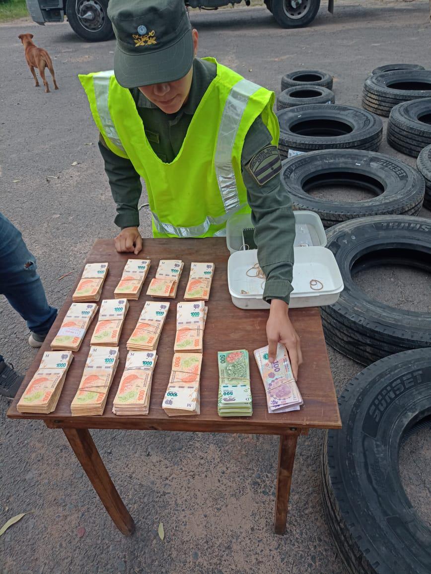 Decomisan 96 neumáticos y más de 1 millón de pesos sin aval legal   (3)