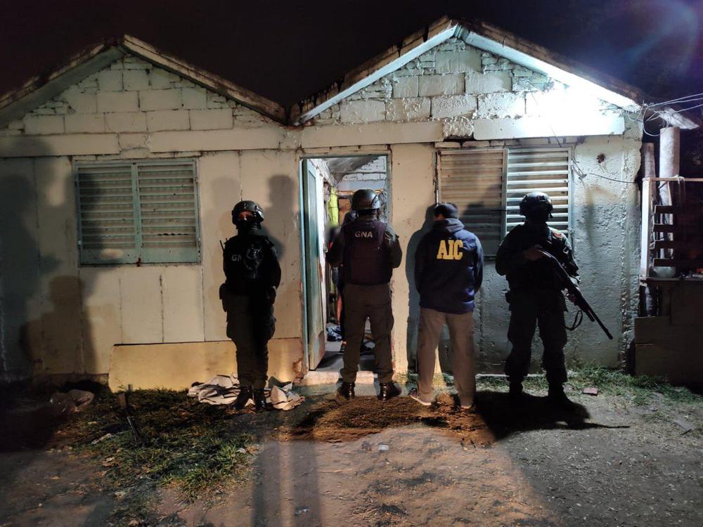 Realizan nueve allanamientos y detienen a seis personas en Rosario (2)