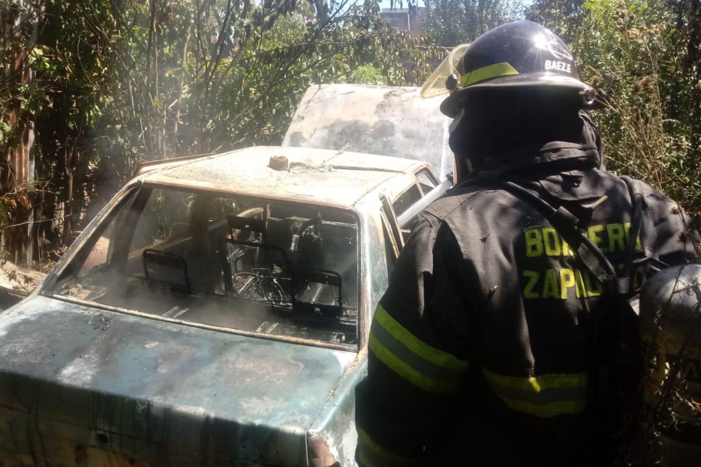 Se incendió un auto en el patio de una vivienda