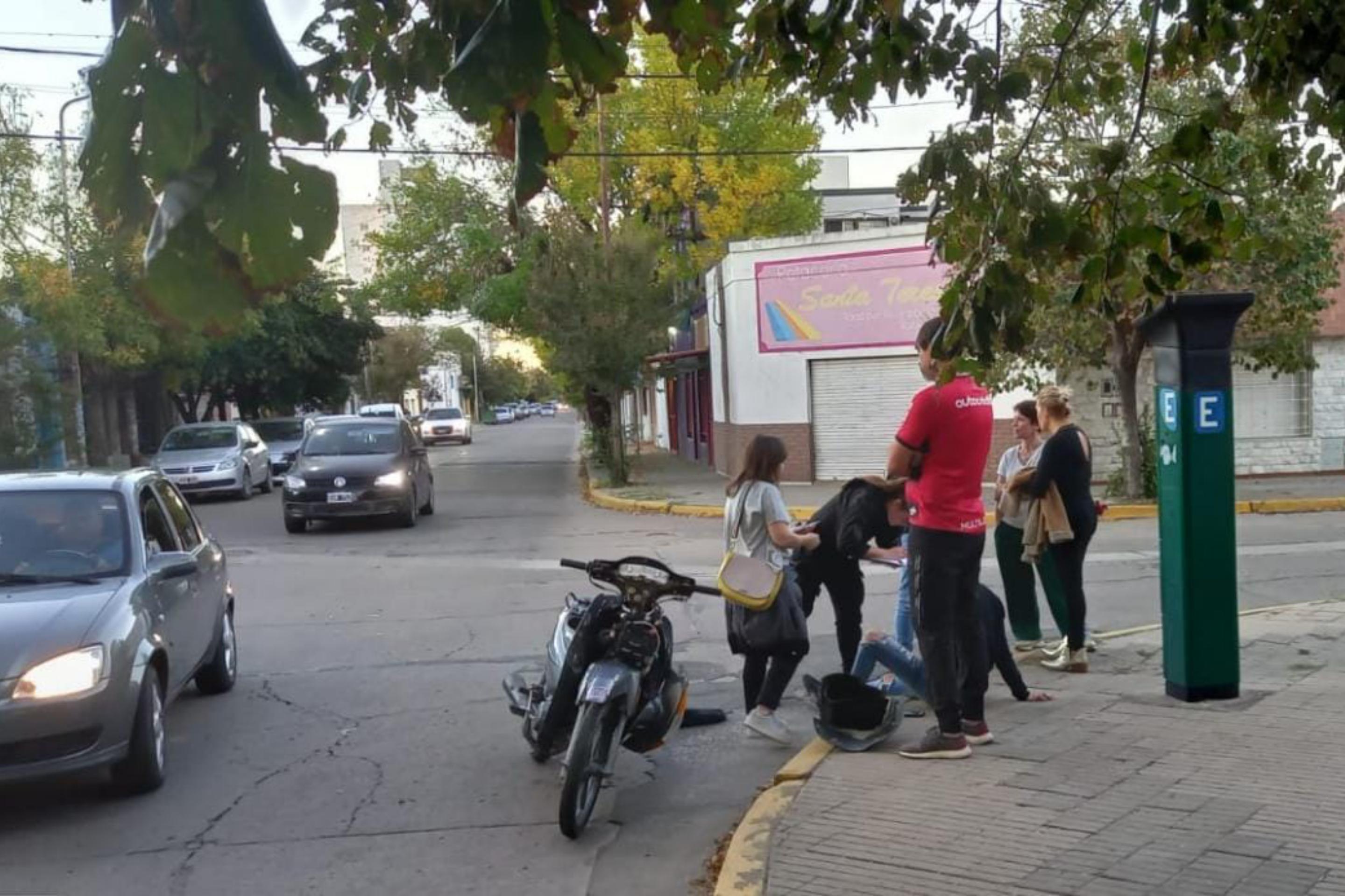 Chocaron un auto y una moto en la intersección de esquina céntrica