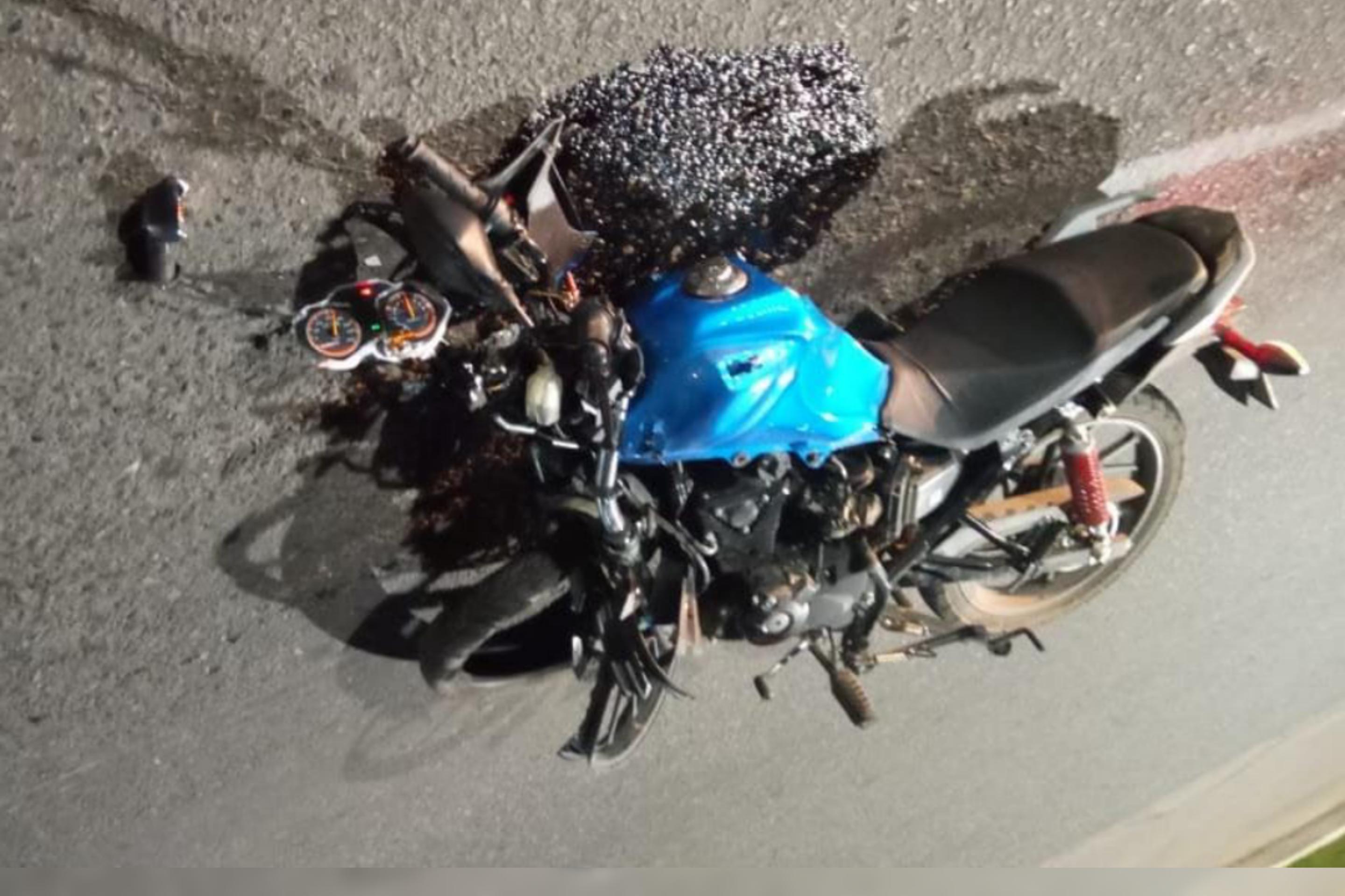 Un joven herido tras un violento choque entre un auto y una moto