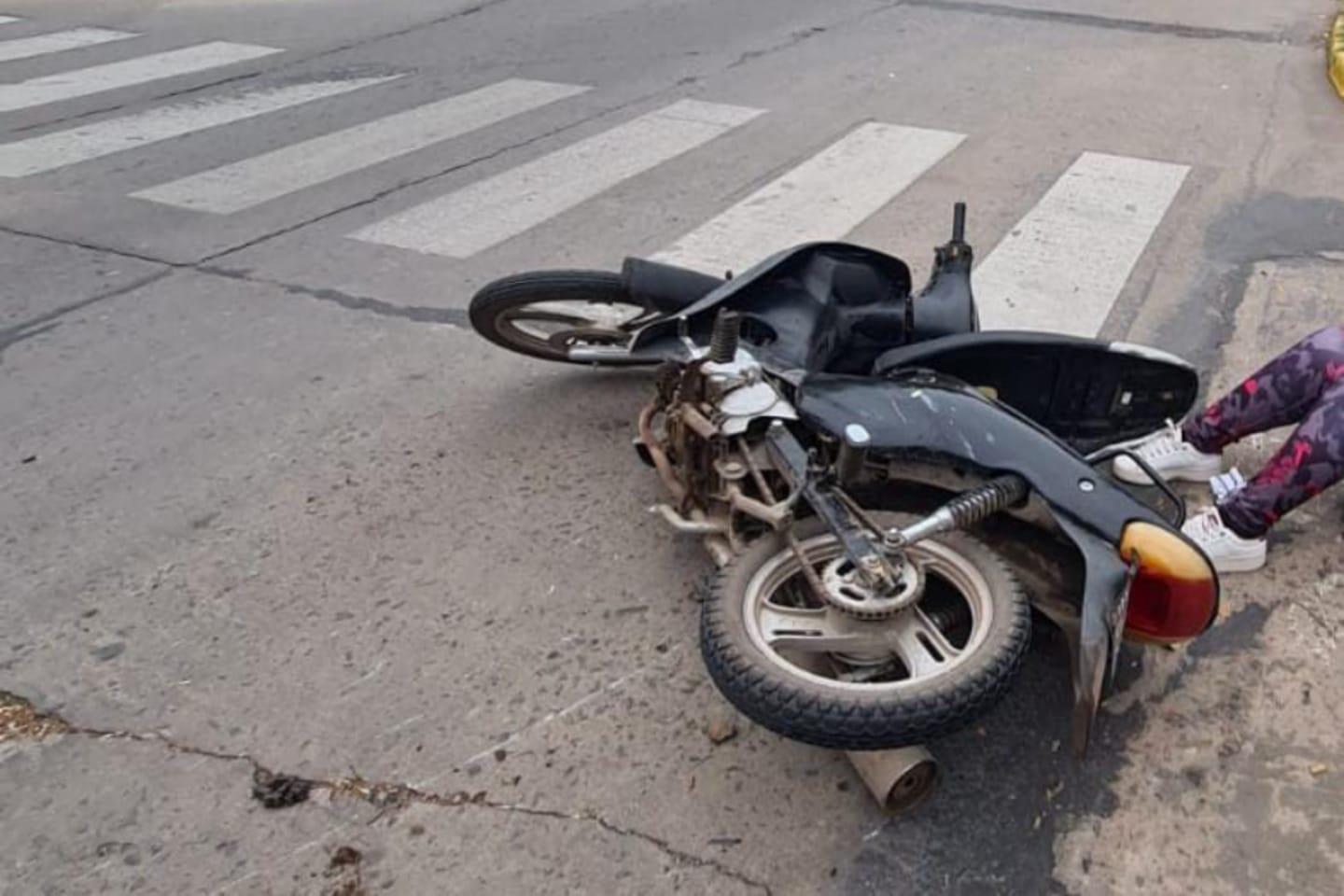 Choque entre un auto y una moto dejó una mujer lesionada