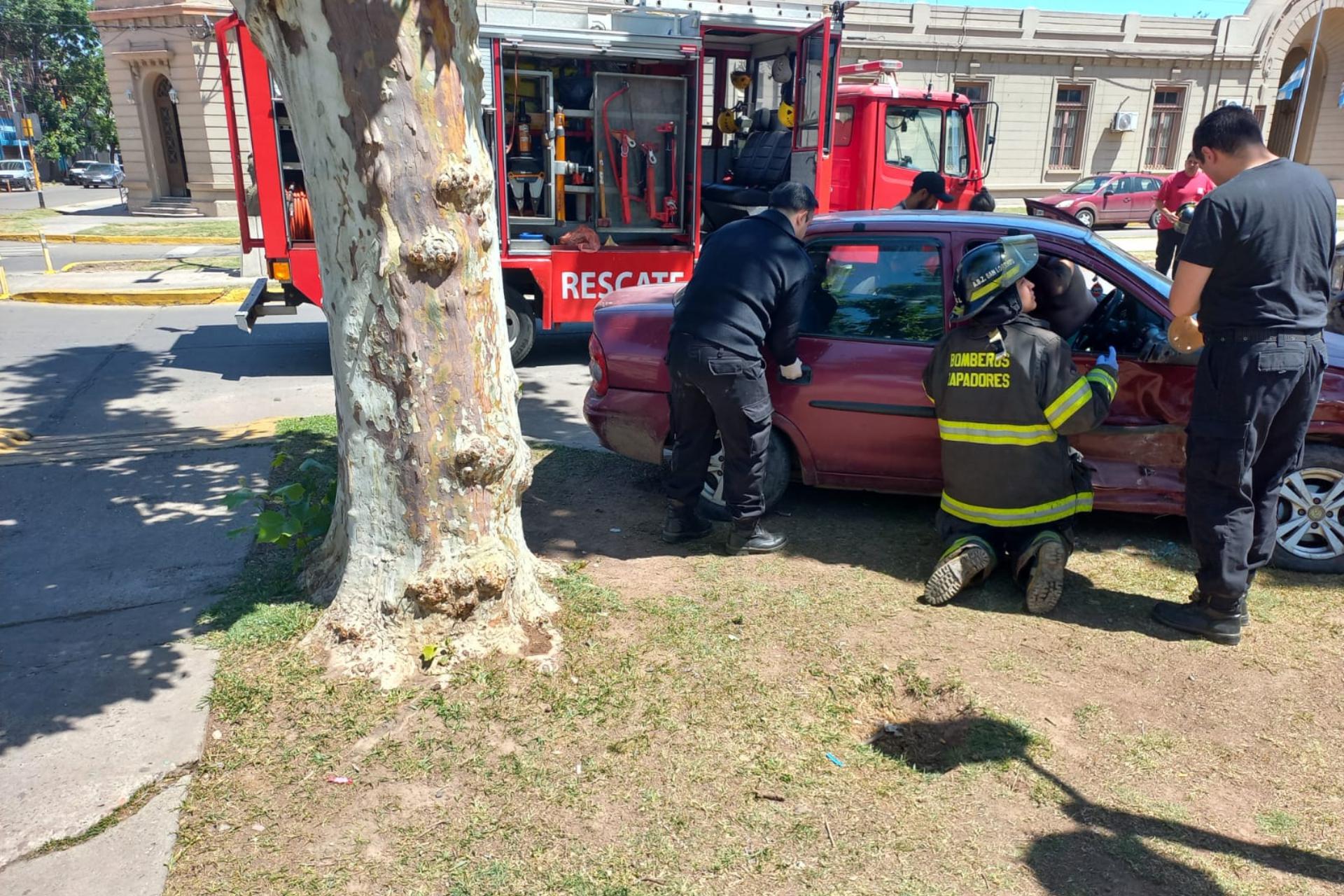 Una mujer quedó atrapada en un auto tras un violento choque
