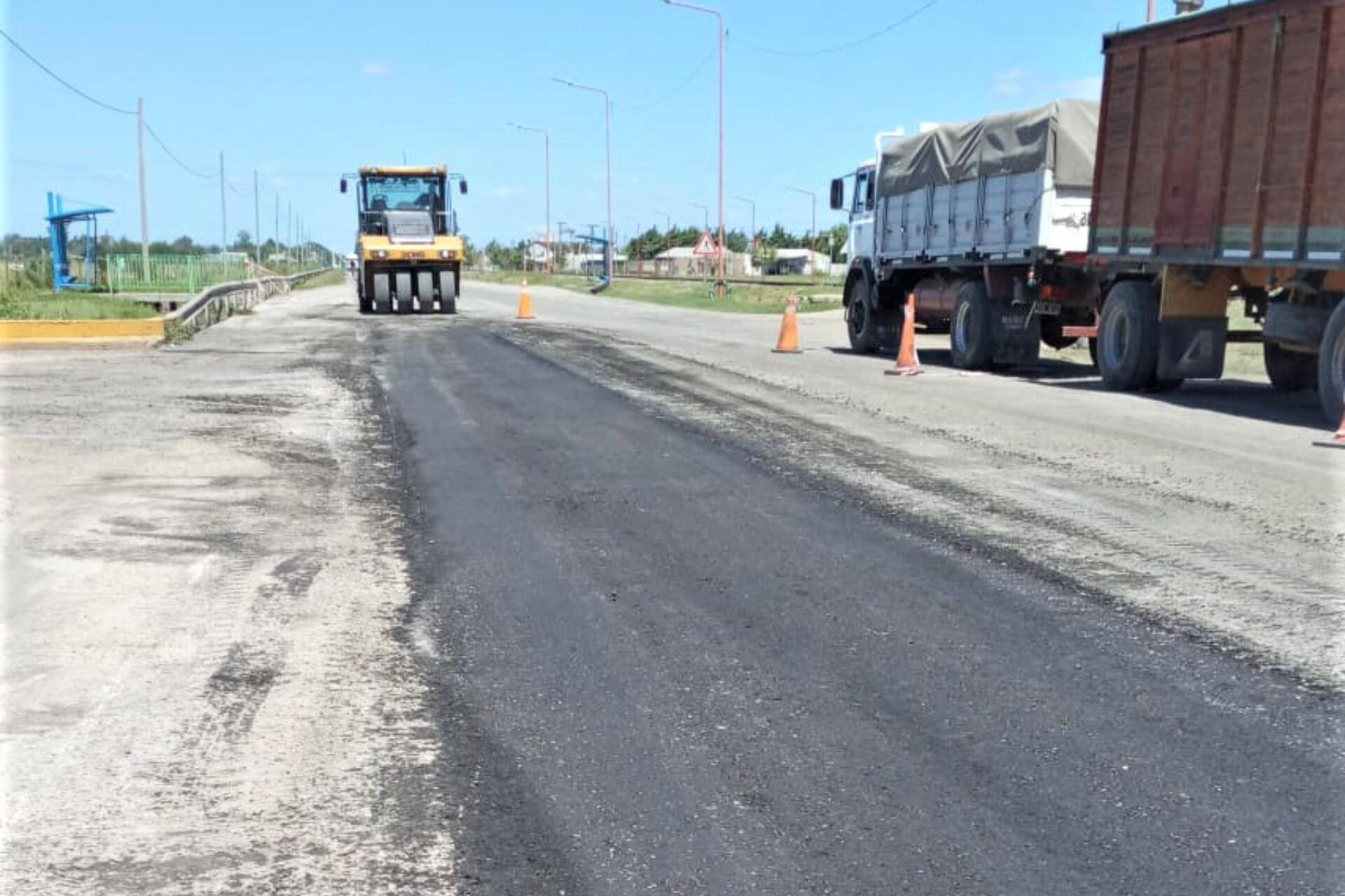 Se realizan tareas en banquinas de Ruta 11 entre Timbúes y Villa La Ribera