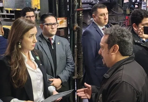 Villarruel en la fábrica Fate por el Día de la Industria Nacional 