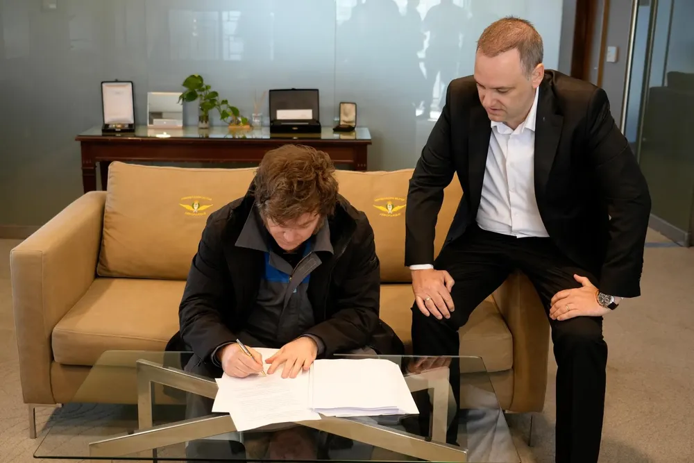 Milei firmando el proyecto de Reforma Laboral