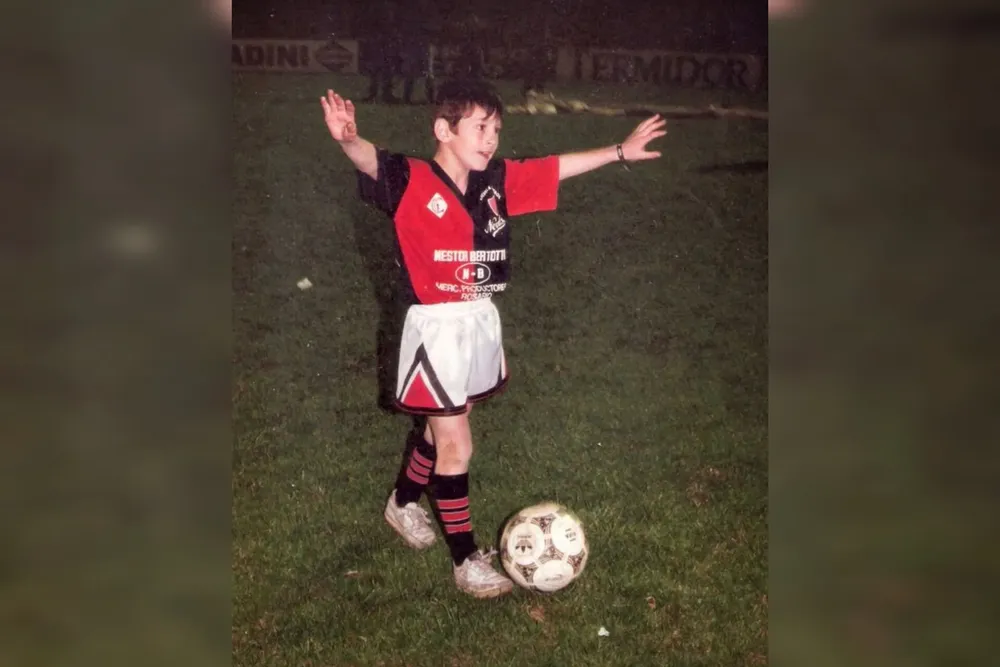 Lionel Messi de niño con la remera de Newell's 
