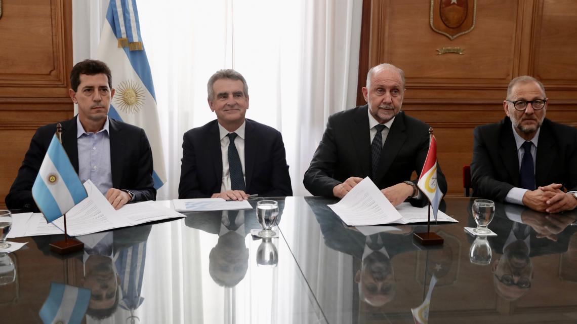Perotti junto a de Pedro, Rossi y Corach en la firma del convenio.