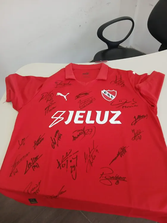 Remera de Independiente firmada por los jugadores 