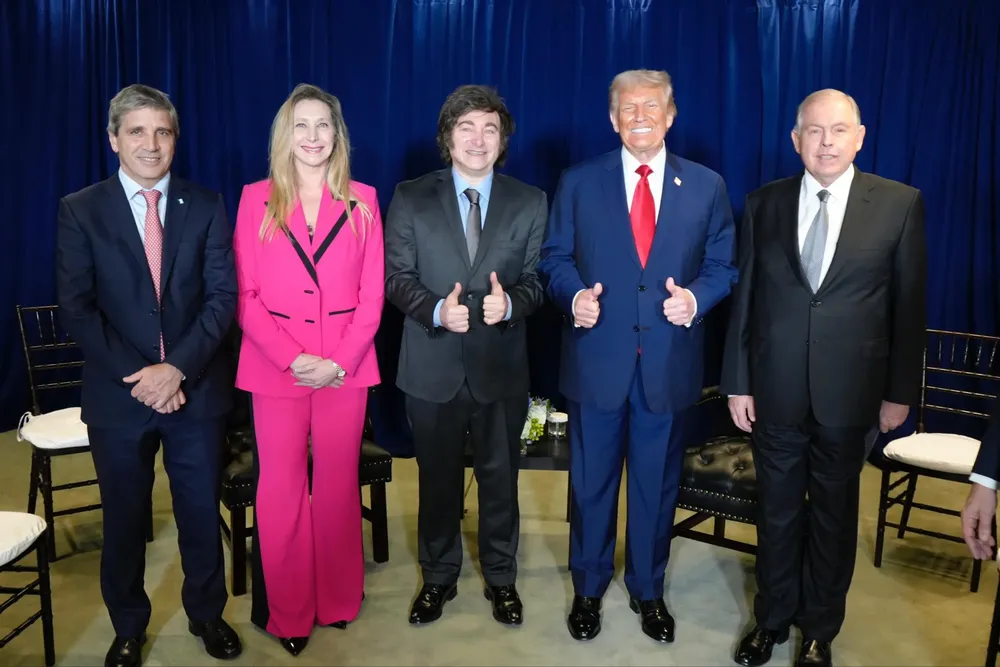 Milei y Trump junto a la delegación Argentina