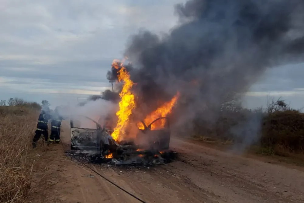 Vehículo SUV marca Dodge Journey incendiado entre Ricardone y Aldao