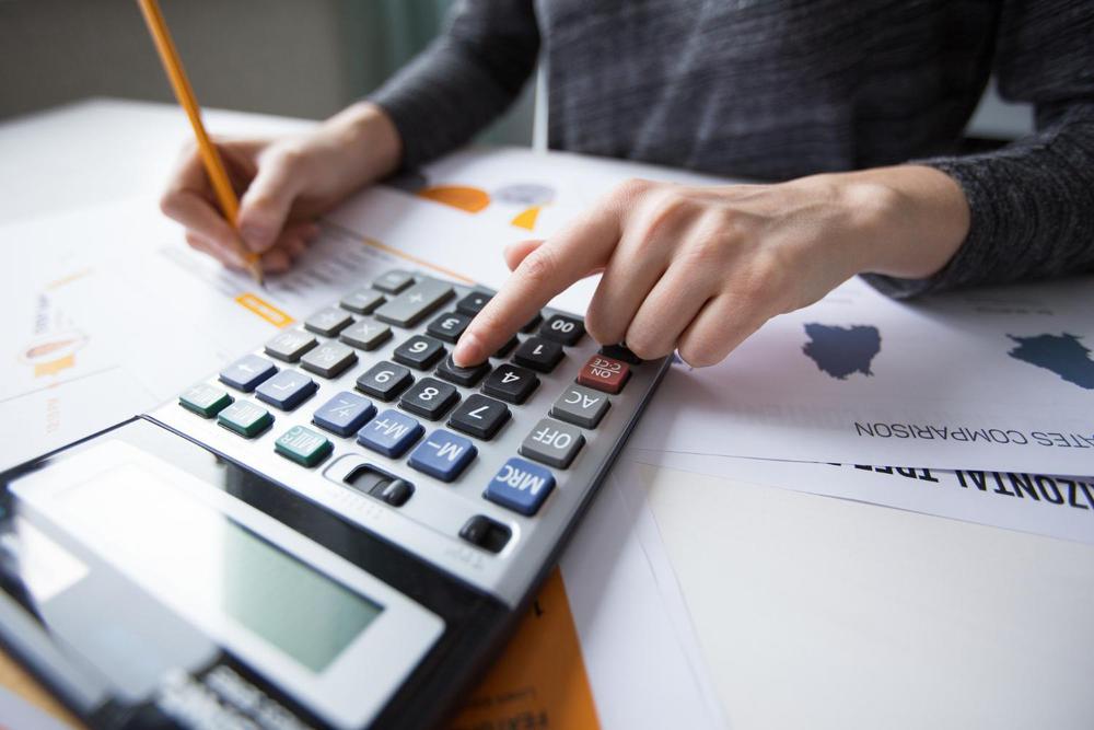 close-up-of-female-hand-counting-with-calculator_1