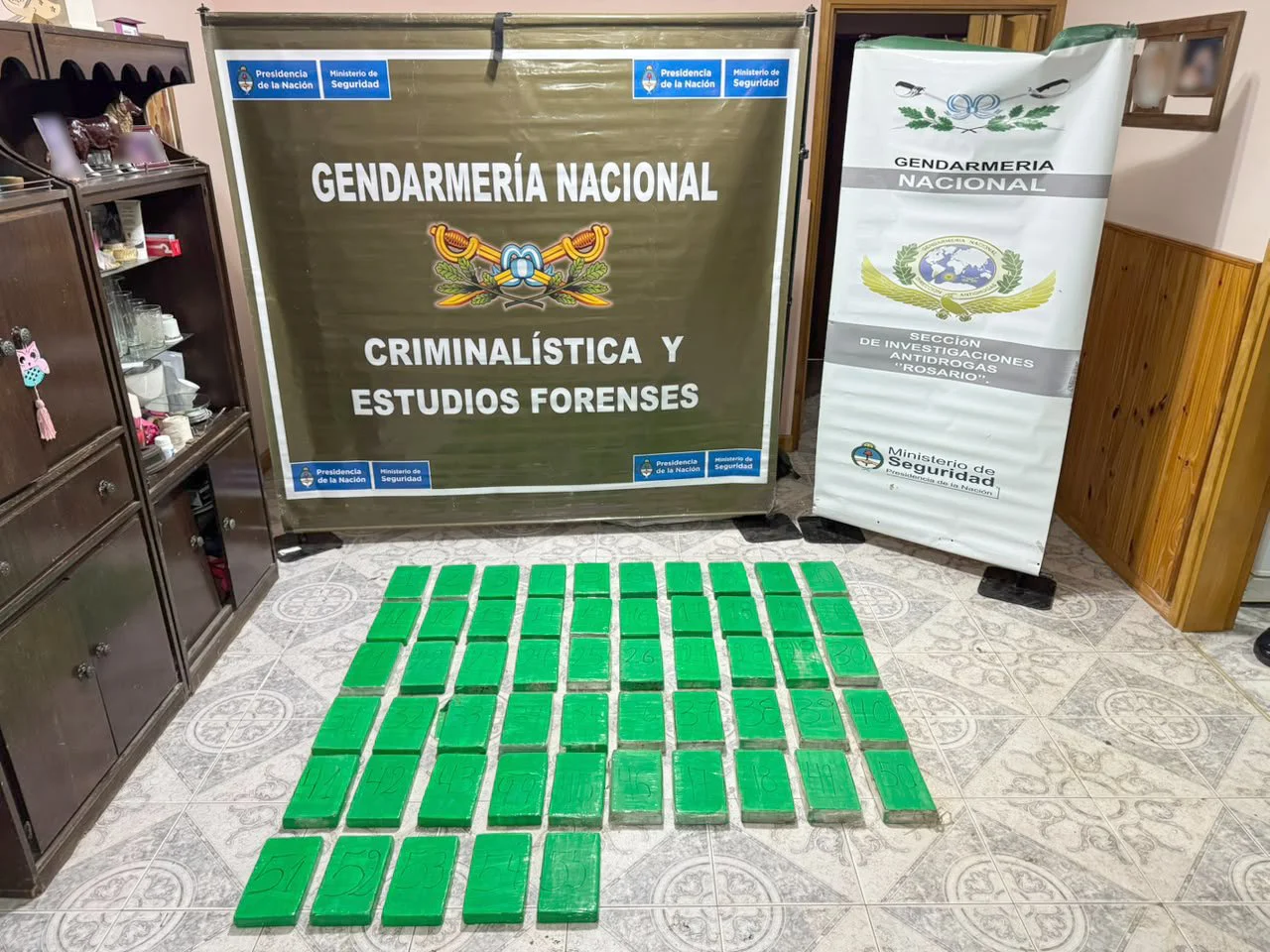 Allanaron tres domicilios vinculados a la aeronave incautada con 321 kilos de cocaína en Villa Eloísa (114)