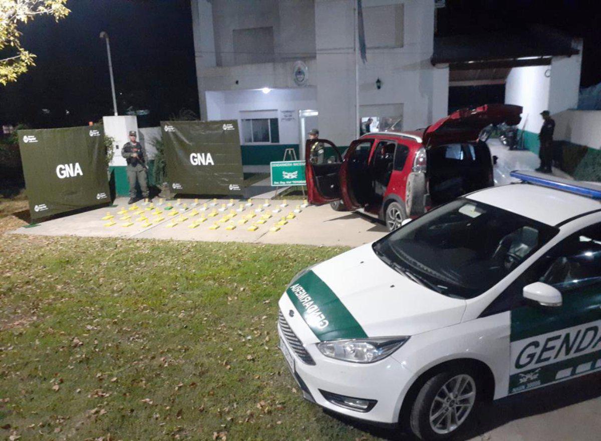 Un ciudadano viajaba con más de 50 kilos de cocaína acondicionados en su vehículo (3)