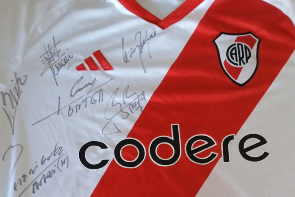 Remera de River firmada por jugadores