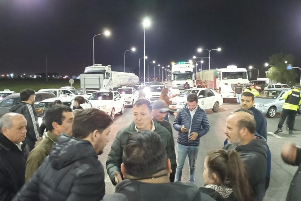 Taxistas cortan autopista por seguridad