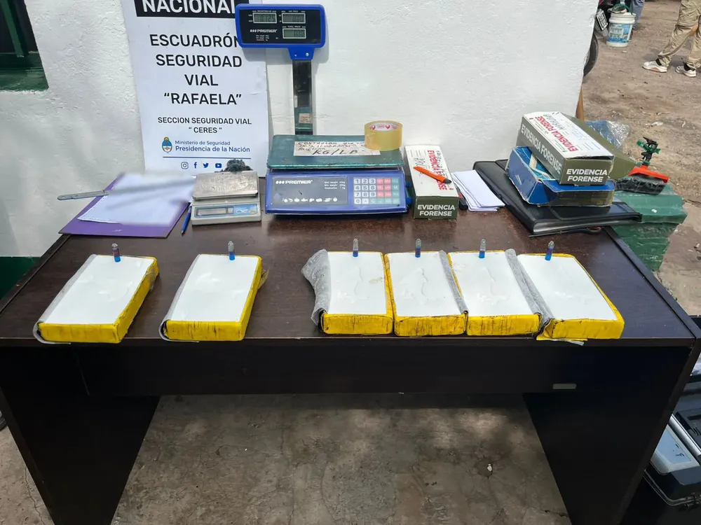 105 kilos de cocaína dentro del baúl y zócalos de un auto
