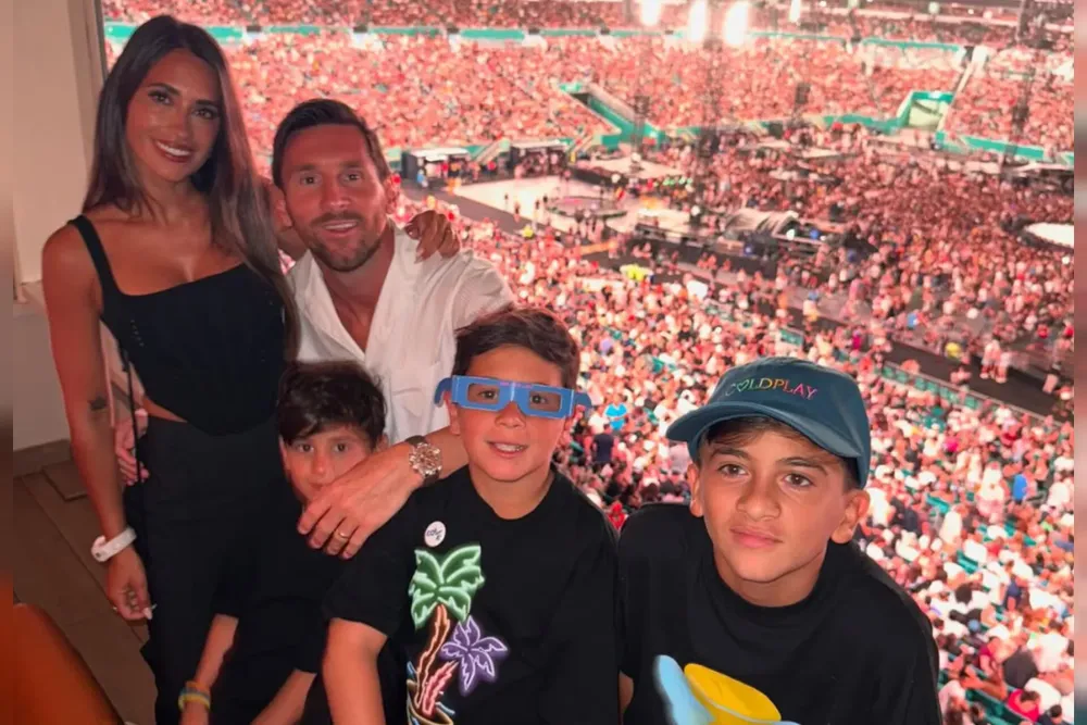 Messi y Antonela Roccuzzo con sus hijos