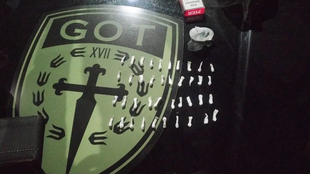 joven con 44 envoltorios de droga