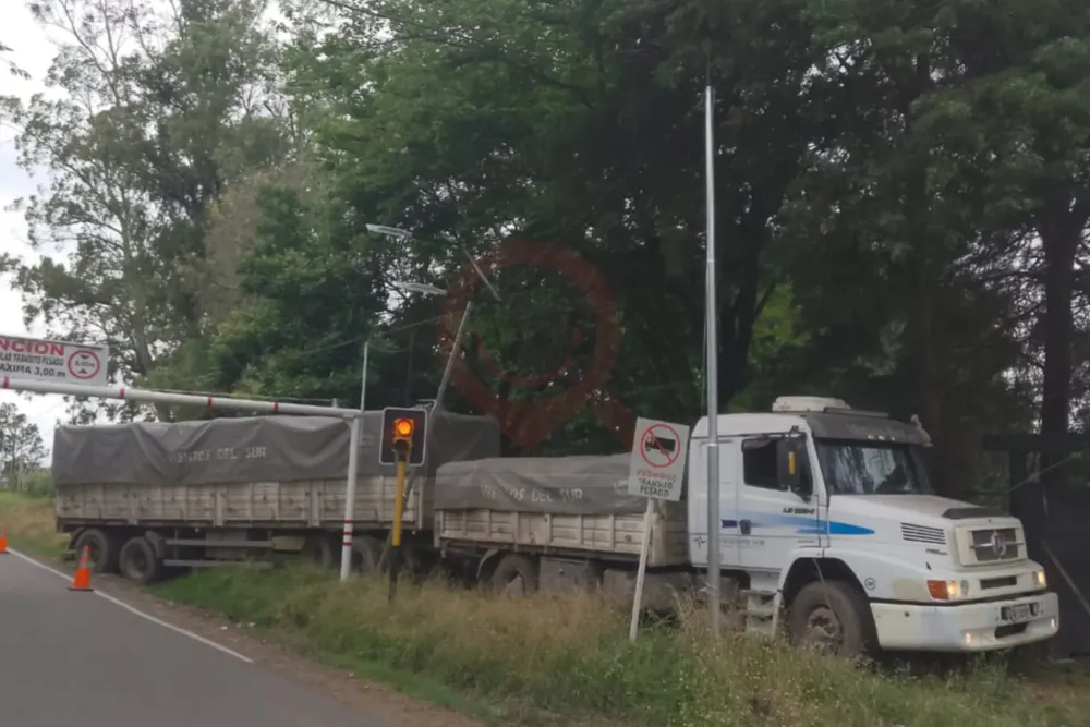 Camión incrustado en la colectora Hermes Binner