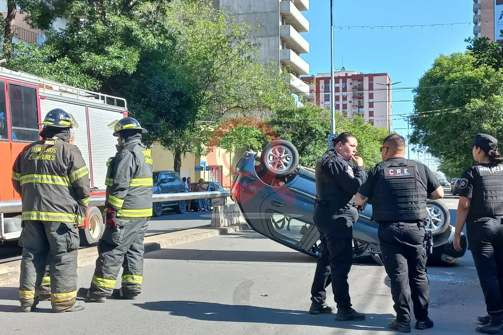 Una mujer volcó con su auto en pleno centro tras descompensarse