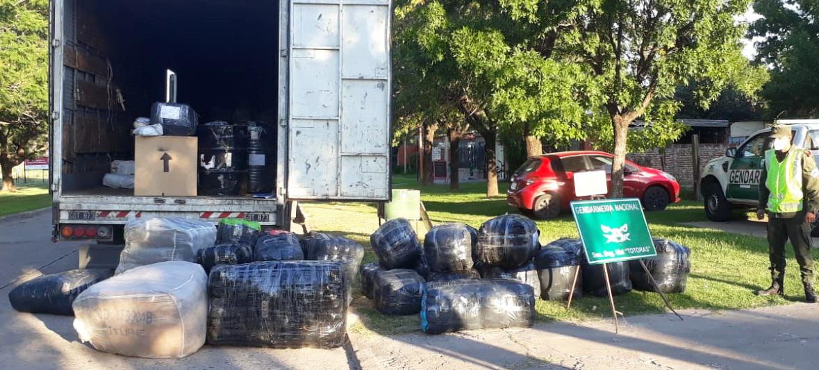 SANTA FE-500 KG HOJAS DE COCA Y ZAPATILLAS (2)