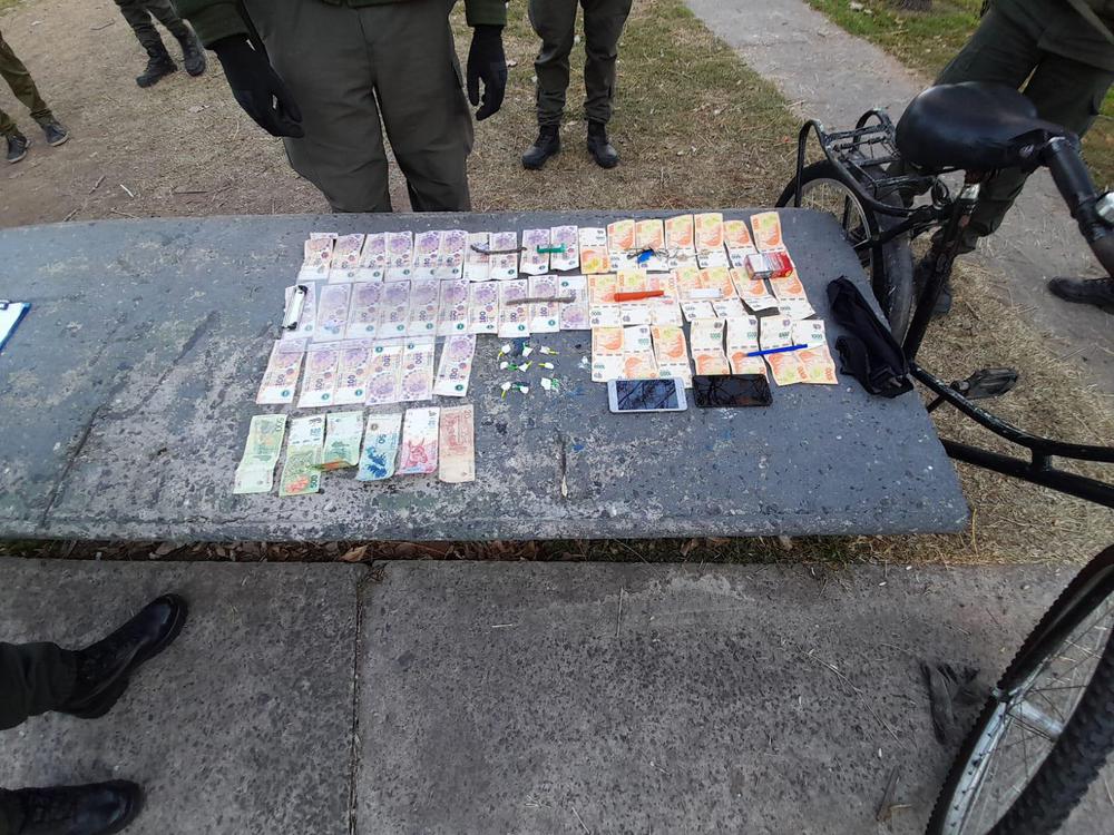 Secuestran envoltorios con cocaína y dinero en efectivo en Rosario