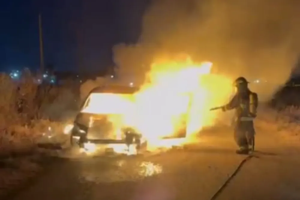 Auto quemado en Carlos Vega y Oroño 