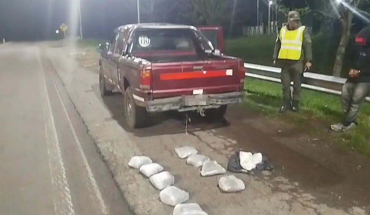 Trasladaban sobre el asiento trasero de una camioneta bolsas con 15 kilos de marihuana (1)
