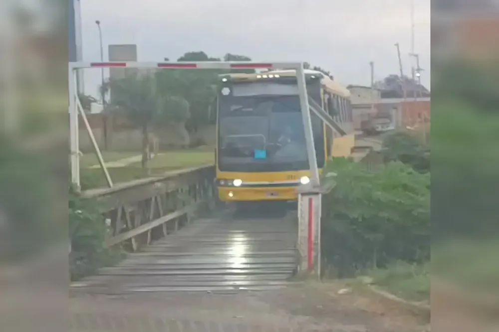 Colectivo interurbano quedó atascado en el puente Reconquista, Puerto San Martín
