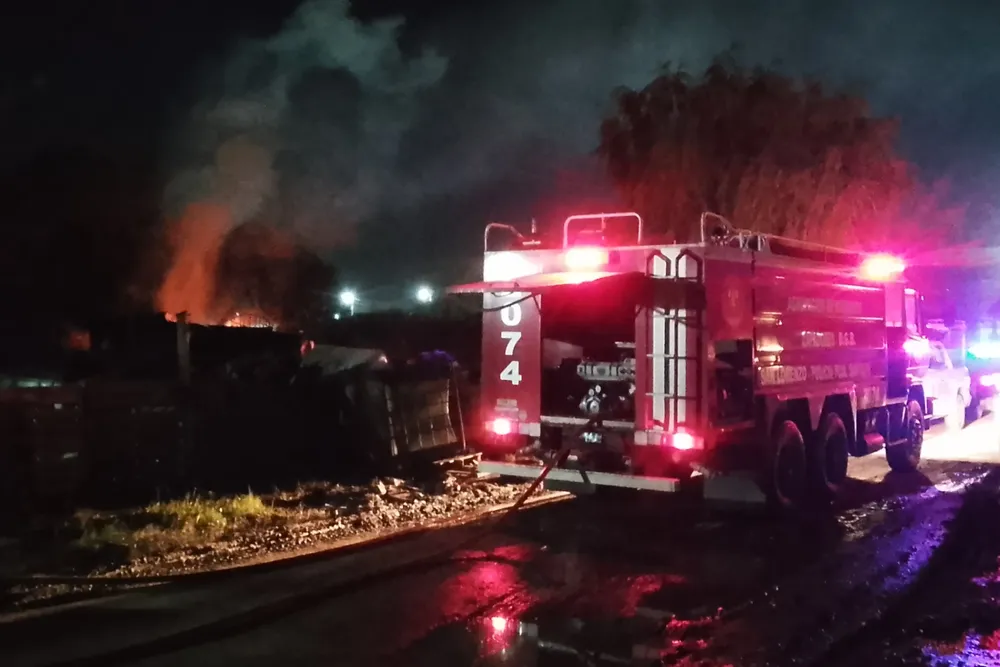 Incendio vivienda precaria Lavalle y La Plata, en Fray Luis Beltrán