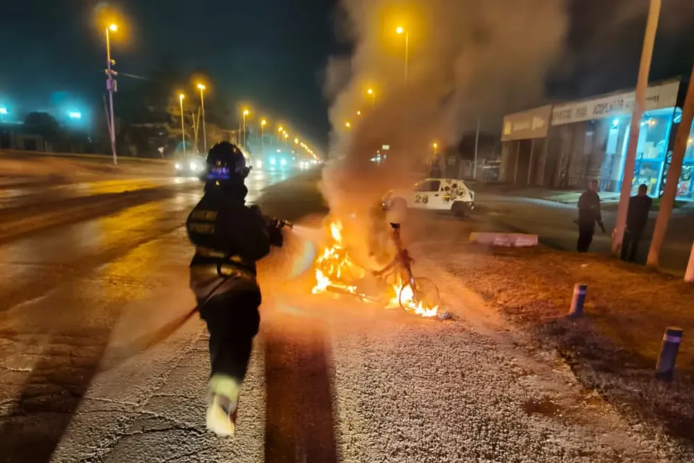 Incendio de una moto en Puerto General San Martín