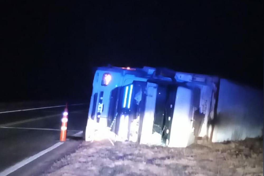 Camión perdió el control y terminó volcando sobre la Ruta 34