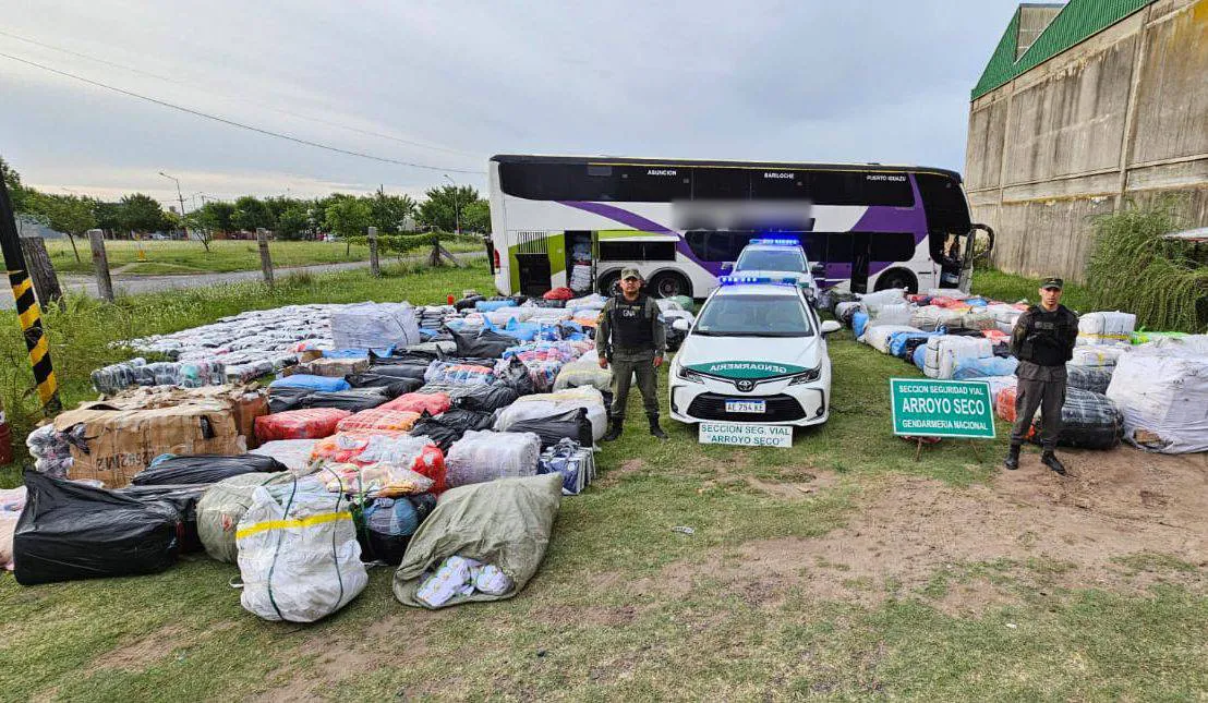 Trasladan 339 bultos con mercadería de contrabando en un colectivo sin habilitación (1)