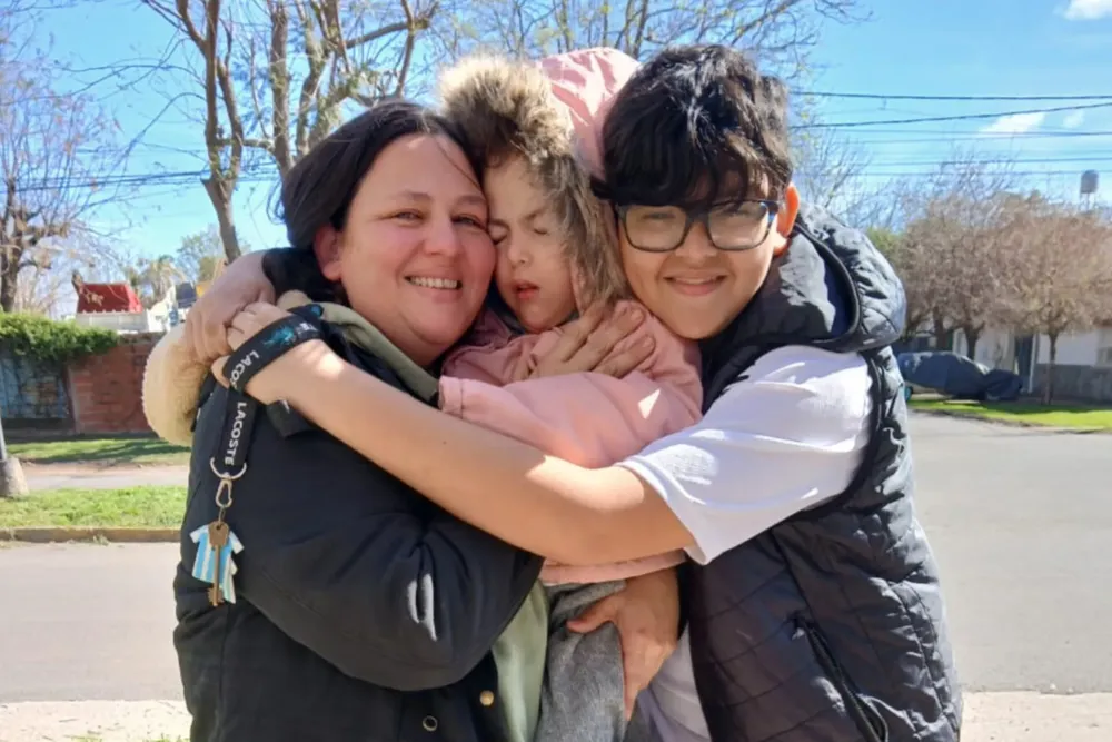 Julia con su mamá, Daniela; y su hermano 