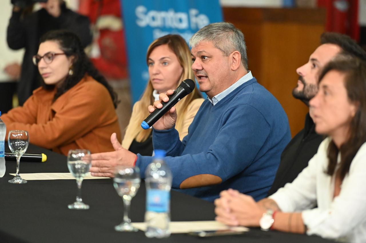 MUNICIPIO, PROVINCIA Y NACIÓN PRESENTARON PROGRAMAS DE INSERCIÓN LABORAL A EMPRESARIOS DE LA CIUDAD VGG (19)
