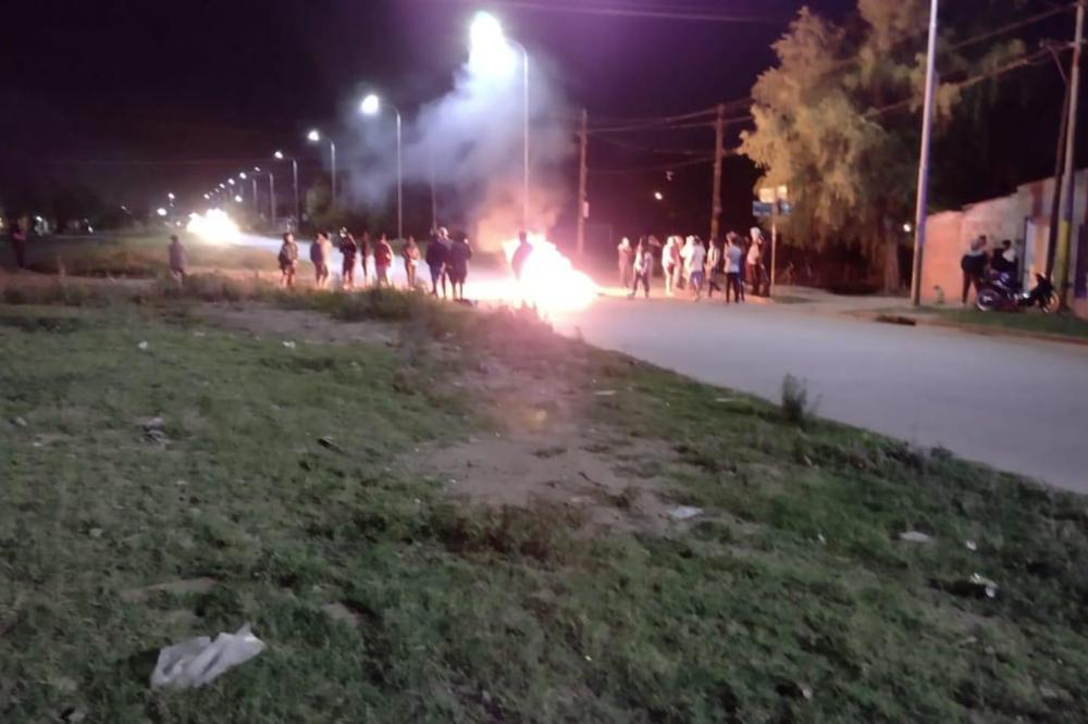 Vecins cortaron la calle luego de ocurrida la balacera