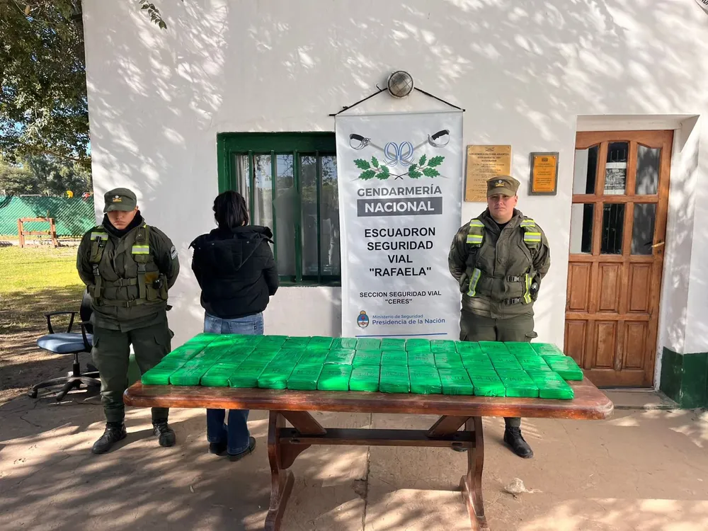 SANTA FE- CIUDADANA BOLIVANA DETENIDA- 47 KILOS COCAINA (1) (1)