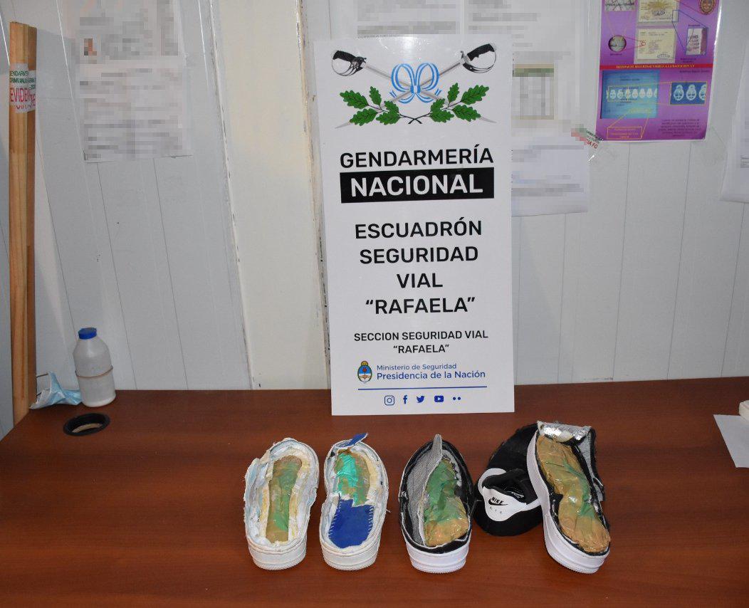 Detectan cocaína oculta en las suelas de cuatro zapatillas (1)