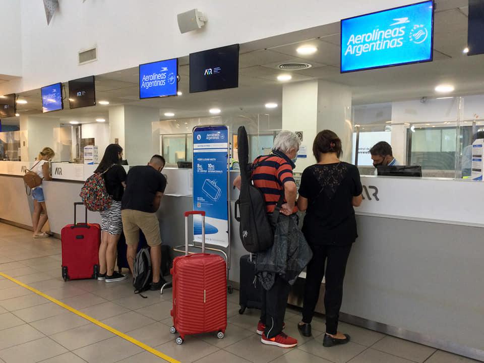 Aeropuerto-Rosario-pasajeros-check-in-coronavirus-argentina