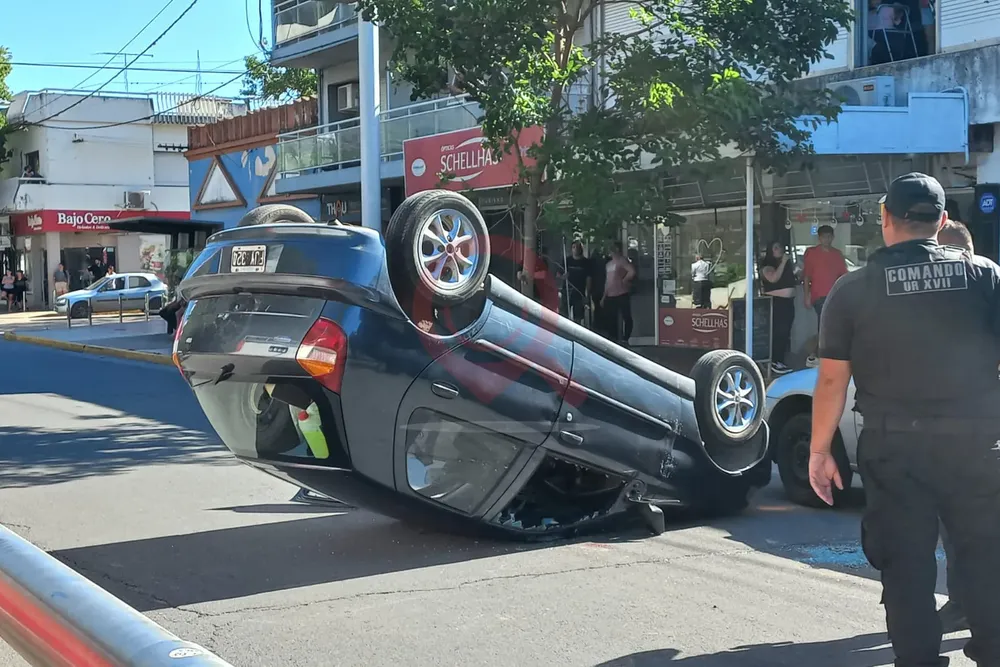 Una mujer volcó con su auto en pleno centro tras descompensarse