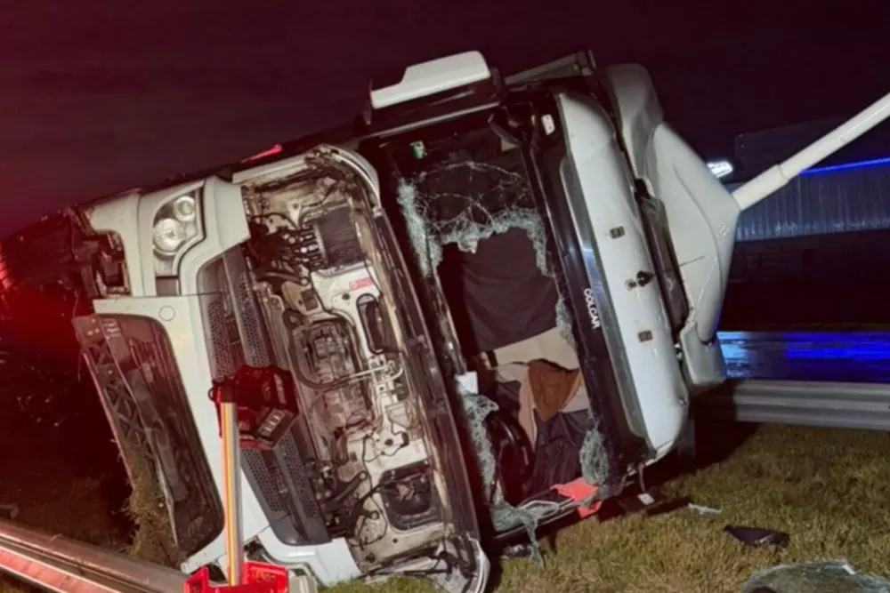 Camión volcó en el kilómetro 20 de la autopista Rosario-Santa Fe