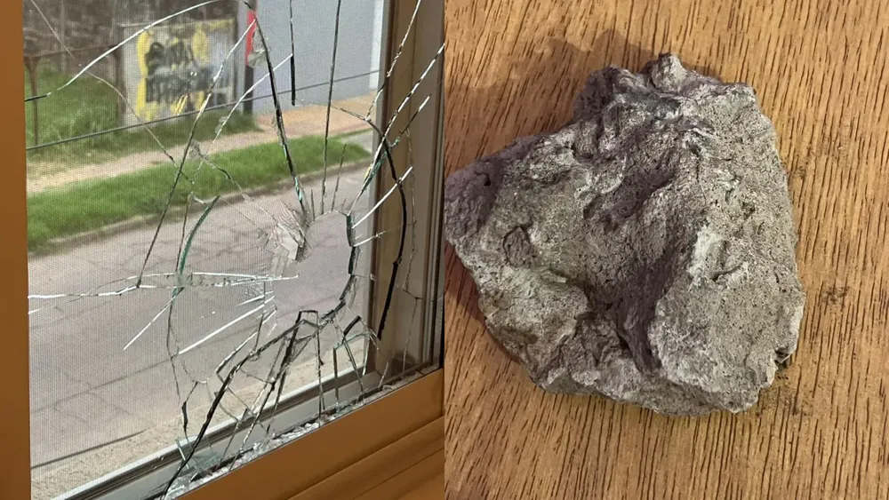 piedrazos a la casa de Ricci