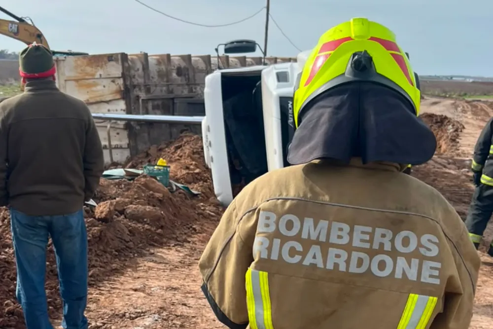 Un camión volcó en Ricardone