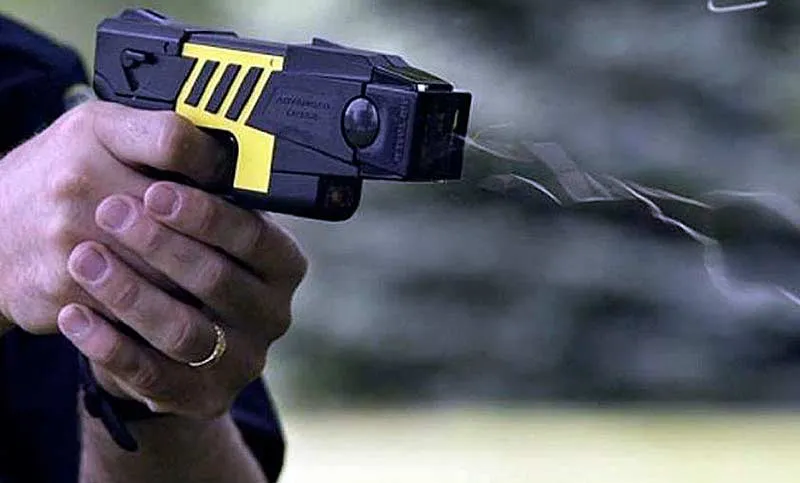 pistola taser